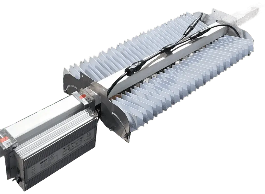 Kuvassa on hopeanvärinen LED-valaisin, jossa on jäähdytysrivat ja musta johto, mustalla taustalla.