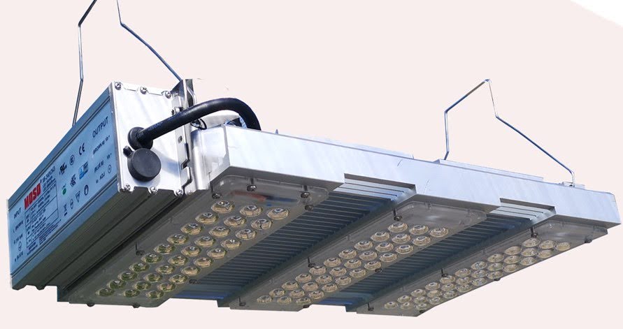Suuri, metallinen teollisuuden LED-valaisin, jossa on useita riviä kirkkaita valoja ja ripustuskoukut.